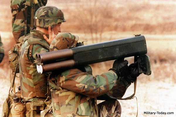 Hệ thống này có khả năng bắn cả đạn gây cháy và đạn khói. Cấu hình, kích thước và phương pháp sử dụng của nó rất giống với M202A1 FLASH của Mỹ, một hệ thống bốn nòng vác vai được phát triển trong Chiến tranh Lạnh.