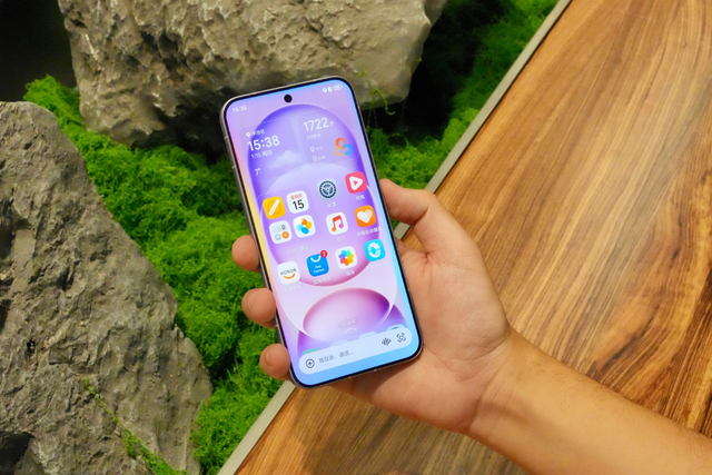 Không giống như các đối thủ cạnh tranh chính, 8 Pro Air sở hữu màn hình LTPO AMOLED 6,31 inch với độ phân giải 1216 x 2640 pixel, tần số quét 120Hz và độ sáng tối đa lên đến 6000 nits. Bạn cũng có được camera selfie 50MP và cảm biến vân tay siêu âm.