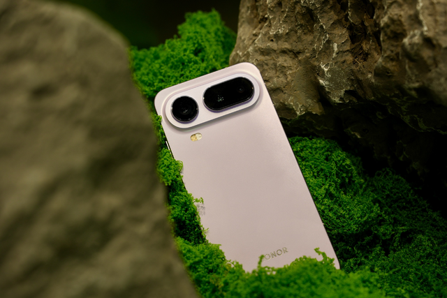 Bạn cũng có một ống kính tele periscope 64MP tương đương 74mm với cảm biến 1/1.2 inch, khẩu độ ƒ/2.6, zoom quang học 3.2x và OIS. Mô-đun thứ ba là ống kính siêu rộng 50MP tương đương 16mm, cũng kiêm chức năng chụp macro.