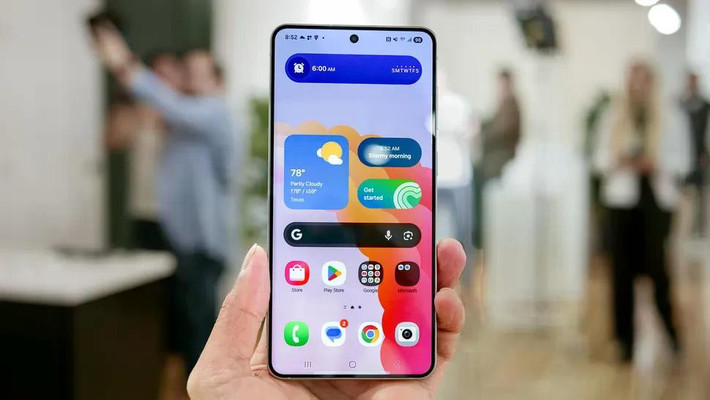 Galaxy S25 Edge được coi là mẫu điện thoại được lắp ghép từ các mảnh của các thiết bị trong dòng S25. Máy là bản sao chép chính xác màn hình của Galaxy S25 Plus (bao gồm cả thông số kỹ thuật), với màn AMOLED 6,7 inch, tốc độ làm mới thích ứng 120Hz và độ phân giải QHD+.