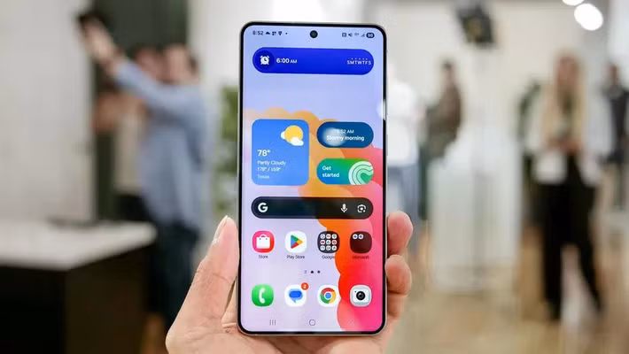 Galaxy S25 Edge được coi là mẫu điện thoại được lắp ghép từ các mảnh của các thiết bị trong dòng S25. Máy là bản sao chép chính xác màn hình của Galaxy S25 Plus (bao gồm cả thông số kỹ thuật), với màn AMOLED 6,7 inch, tốc độ làm mới thích ứng 120Hz và độ phân giải QHD+.