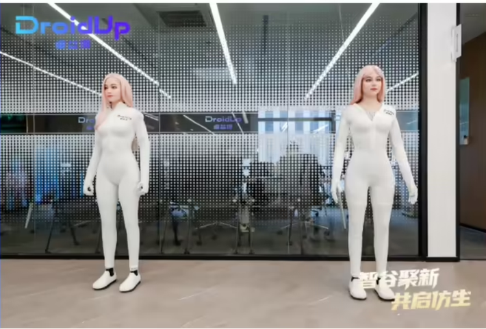 Theo Zhuo Yide, Moya được định vị là “robot dịch vụ và đồng hành cảm xúc cao cấp”. Sản phẩm dự kiến sẽ mở đặt trước với quy mô nhỏ vào quý IV năm 2026, đợt đầu giới hạn 50 máy, với giá dự kiến từ 1,2 đến 1,5 triệu nhân dân tệ. Trong tương lai, công ty sẽ giới thiệu các phiên bản cấu hình khác nhau nhằm từng bước giảm chi phí.