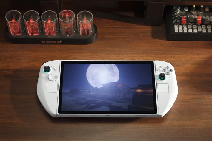 Công nghệ 3D này hoạt động nhờ hệ thống camera trước theo dõi chuyển động mắt và khuôn mặt, giúp tạo hiệu ứng chiều sâu khi người dùng ở đúng góc nhìn tối ưu (được đánh dấu bằng chấm xanh trên màn hình).