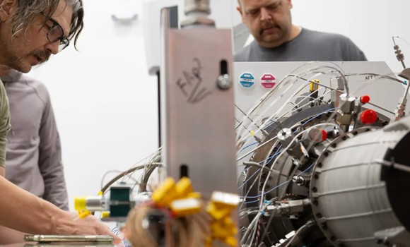 Beehive Industries đang ngồi trên một mỏ vàng thực sự nếu họ thực hiện được điều này. Họ hoạt động trong một thị trường tương đối mới với ít sản phẩm đáng tin cậy. Công ty này sử dụng máy in 3D GE với đội ngũ giàu kinh nghiệm (thường là cựu nhân viên GE). Với nhiều lợi thế mà sản xuất bồi đắp mang lại về giảm trọng lượng, lưu lượng dòng chảy tốt hơn, hợp nhất chi tiết, giảm lắp ráp, mua hàng dễ dàng hơn, v.v.