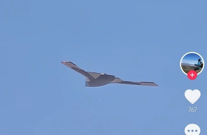 Đoạn video được cho là được quay vào ngày 19/10 và lan nhanh trên mạng. Trang The War Zone là trang đầu tiên đăng tải, giật tít: “Máy bay không người lái tàng hình khổng lồ GJ-X của Trung Quốc lần đầu xuất hiện trên không”.