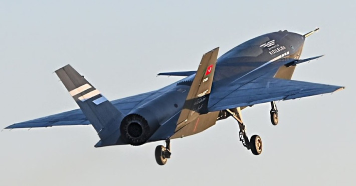 Phi cơ được tích hợp radar mảng pha quét điện tử chủ động (AESA), hệ thống chỉ thị mục tiêu quang - điện tử và đường truyền dữ liệu tầm xa. Phi cơ có thể sử dụng nhiều loại vũ khí thông minh do Thổ Nhĩ Kỳ sản xuất, trong đó có tên lửa Gokdogan đạt tầm bắn hơn 65 km.