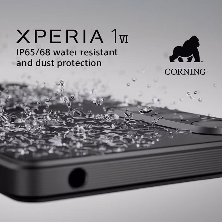 Cả hai mẫu flagship đều sử dụng vật liệu cao cấp như kính Gorilla Glass Victus 2 và khung nhôm chắc chắn, mang lại cảm giác cầm nắm đầm tay, sang trọng. Xperia 1 VII nổi bật với khả năng chống nước, bụi chuẩn IP68 và độ hoàn thiện tỉ mỉ đến từng chi tiết. Đặc biệt, nút chụp ảnh chuyên dụng trên Xperia 1 VII là điểm cộng lớn cho những ai yêu nhiếp ảnh.