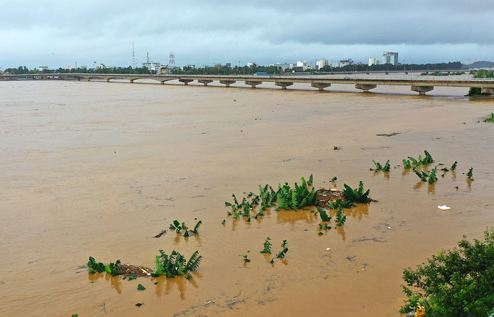 Trong những ngày qua, mưa lũ gây ngập nhiều nơi trên địa bàn tỉnh Quảng Ngãi trong nhiều giờ. Theo các số liệu từ cơ quan khí tượng thủy văn, đợt lũ lần này được nhận định là vượt qua các mốc lũ lịch sử trước đây từng ghi nhận.