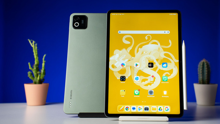 Cảm giác đầu tiên khi cầm Pad 8 Pro là máy khá mỏng và nhẹ. Thiết bị có thân kim loại nguyên khối, dày khoảng 5,75 mm và nặng khoảng 485 gram nên khi cầm lâu để đọc báo, xem phim hay chơi game đều khá thoải mái.