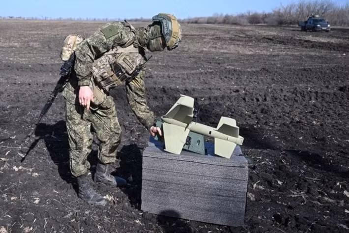 Cơ chế vận hành "bắn một lần và quên" cho phép người điều khiển chỉ cần phóng máy bay không người lái từ một bệ phóng di động (máy phóng cầm tay hoặc thiết bị di động), sau đó trí tuệ nhân tạo (AI) sẽ tự động tiếp quản: phát hiện, khóa mục tiêu và dẫn hướng nó đến điểm va chạm.