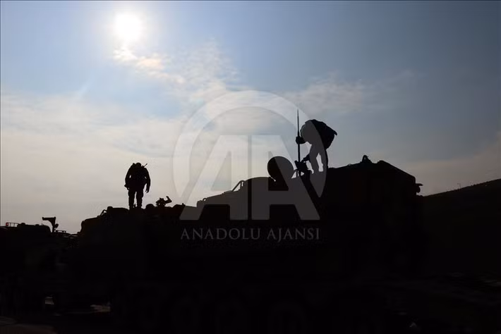 Quân đội Syria, đã trải qua quá trình tái cấu trúc kể từ khi thay đổi lãnh đạo, là đối tượng nhận được đoàn xe viện trợ. Thổ Nhĩ Kỳ và Syria đã chính thức hóa hợp tác quốc phòng vào đầu năm nay như một phần của quá trình bình thường hóa rộng lớn hơn, bao gồm phối hợp an ninh biên giới và các biện pháp chung nhằm khôi phục quyền kiểm soát trung ương đối với miền bắc Syria.