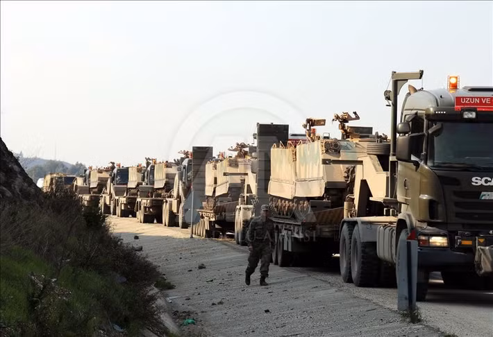 Đoạn phim được công bố cho thấy một dòng xe bọc thép liên tục di chuyển vào miền bắc Syria qua Bab al-Hawa, một trong những điểm biên giới chính giữa hai nước.