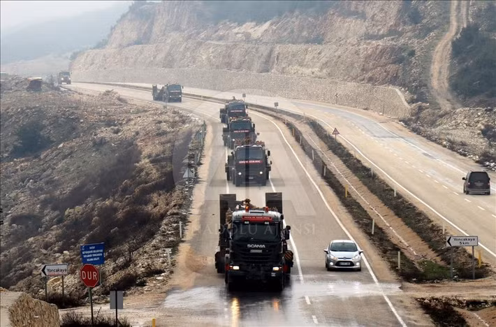 Cửa khẩu Bab al-Hawa, nằm trên biên giới Thổ Nhĩ Kỳ-Syria thuộc tỉnh Idlib, từ lâu đã đóng vai trò là cửa ngõ hậu cần quan trọng vào Syria. Cửa khẩu này trước đây đã được sử dụng để vận chuyển hàng viện trợ nhân đạo cũng như các hoạt động quân sự của nhiều bên trong suốt cuộc xung đột.