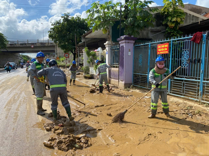 Công ty Cổ phần Môi trường và Đô thị Quảng Ngãi cũng đồng loạt ra quân xử lý môi trường tại các điểm trước đó bị ngập sâu. Hàng trăm công nhân được điều động dọn dẹp, khôi phục vệ sinh tại các xã, phường.