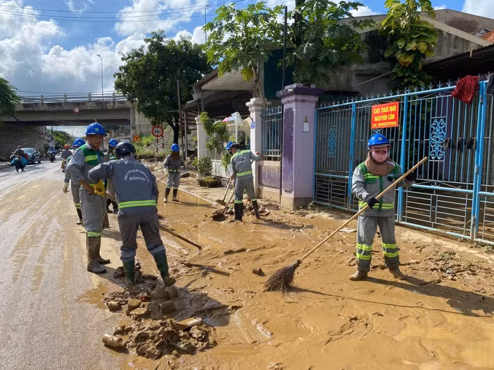 Công ty Cổ phần Môi trường và Đô thị Quảng Ngãi cũng đồng loạt ra quân xử lý môi trường tại các điểm trước đó bị ngập sâu. Hàng trăm công nhân được điều động dọn dẹp, khôi phục vệ sinh tại các xã, phường.