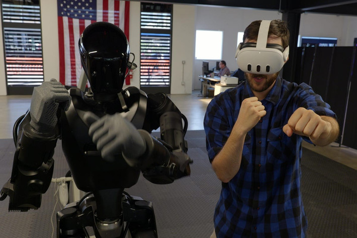 Khác với những robot giúp việc hay làm kho bãi thường thấy, Phantom MK-1 được thiết kế với mục đích kép: phục vụ công nghiệp nặng và quan trọng hơn là triển khai trực tiếp trên chiến trường.