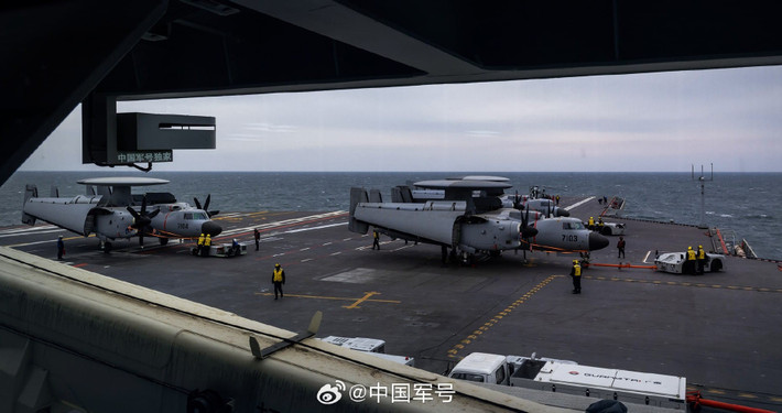 Các bộ phận của động cơ được thiết kế để chịu được áp lực khi cất cánh bằng máy phóng, hạ cánh bằng dây hãm và va chạm trong quá trình vận hành trên boong.