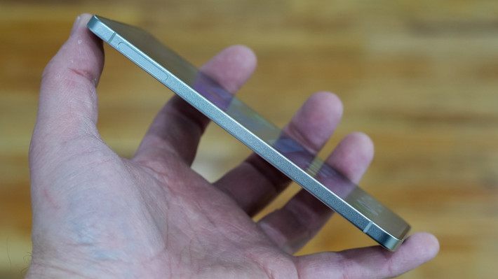 S25 Edge mỏng hơn nhiều so với bất kỳ điện thoại Galaxy S nào trước đó. Nếu bỏ qua phần lồi của camera, máy chỉ dày 5,8mm, mỏng hơn khoảng 2,4mm so với S25 Ultra.