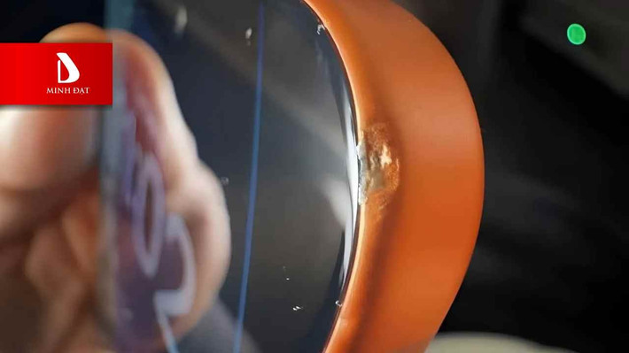 Với các mẫu màu sáng như bạc, vết trầy ít thấy hơn, nhưng với màu Xanh hoặc Cam vũ trụ, những vết xước bạc sáng hiện lên rõ rệt. Điều này khiến người dùng cảm thấy khó chấp nhận với một sản phẩm mang danh “Pro” và giá cao.