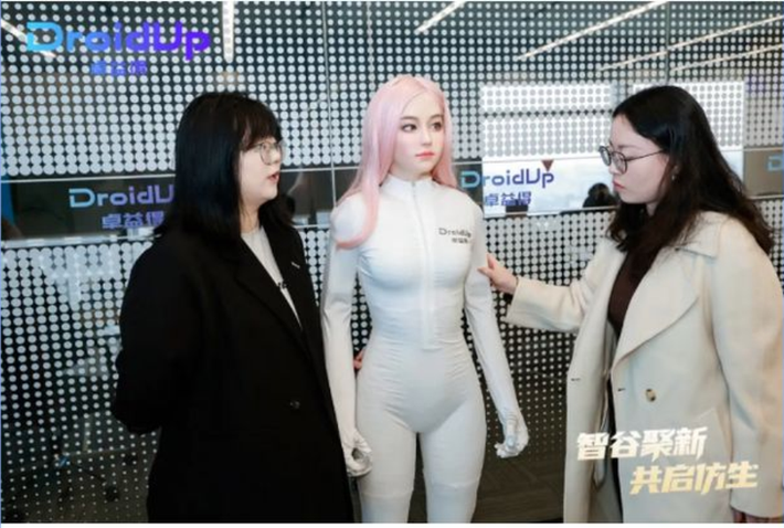 Robot sử dụng mô hình ngôn ngữ lớn do Zhuo Yide (DroidUp) tự phát triển, hỗ trợ đối thoại nhiều lượt, hiểu ngữ cảnh, giọng nói tổng hợp tự nhiên, trôi chảy, không mang cảm giác máy móc.