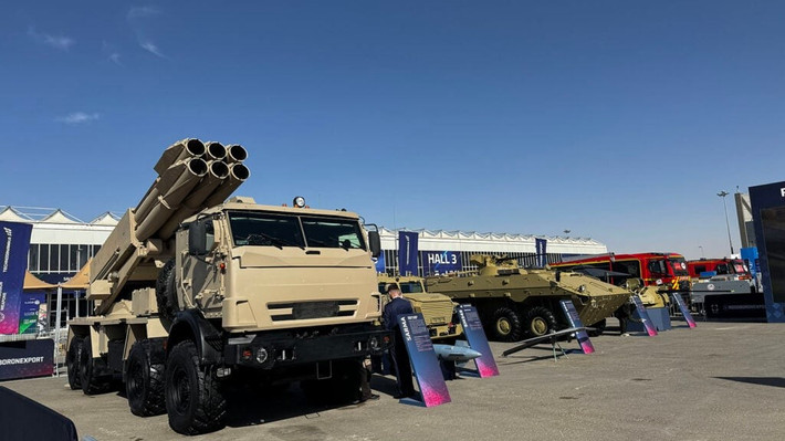 Một trong những hệ thống của Nga được trưng bày tại Triển lãm Quốc phòng Thế giới 2026 là Sarma, bệ phóng di động do Rostec sản xuất và Rosoboronexport xuất khẩu. Hệ thống pháo phản lực bắn loạt (MLRS) 300mm thế hệ mới của Nga, được thiết kế với bệ phóng 6 ống, tích hợp điều khiển hỏa lực hóa học và đường dẫn tự động(Agnes Helou / Breaking Defense)