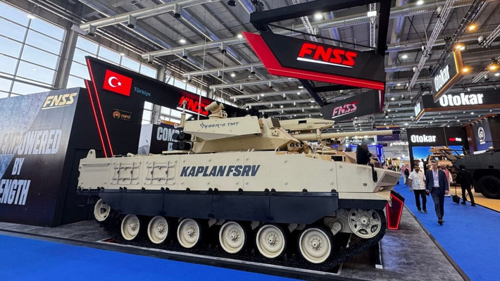 Doanh nghiệp quốc phòng Thổ Nhĩ Kỳ FNSS đã mang xe chiến đấu bánh xích Kaplan FSRV. Hệ thống này được thiết kế đặc biệt cho các nhiệm vụ ISTAR (Tình báo, Giám sát, Thu thập mục tiêu và Trinh sát) và cung cấp hỏa lực hỗ trợ trực tiếp trong cả chiến tranh đối xứng và bất đối xứng. (Agnes Helou / Breaking Defense)