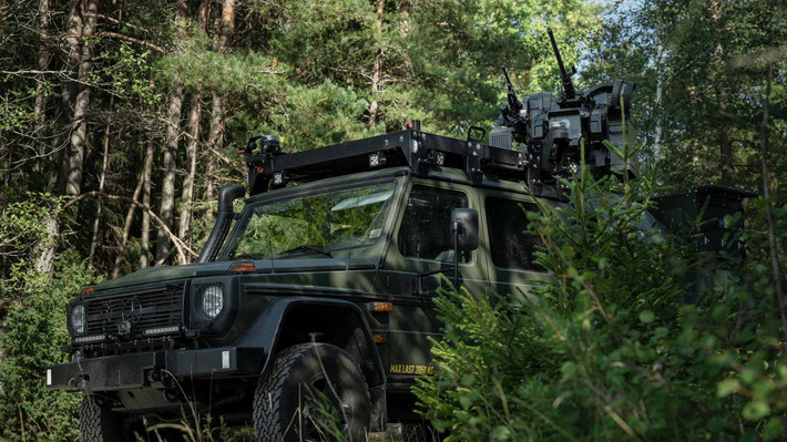 Ra đời từ sự hợp tác giữa Cục Quản lý Vật liệu Quốc phòng Thụy Điển (FMV), Không quân Thụy Điển và tập đoàn quốc phòng khổng lồ Saab của Thụy Điển, hệ thống này được triển khai tại Căn cứ Không quân Malbork để bảo vệ một trung tâm hậu cần hỗ trợ viện trợ cho Ukraine.