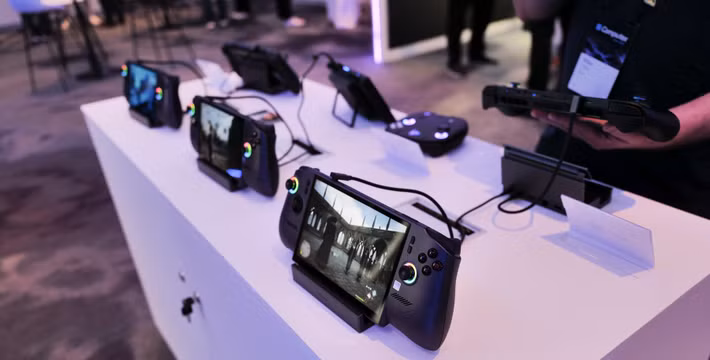 Thông điệp Intel muốn gửi khá rõ ràng. Trong tương lai, handheld gaming sẽ không còn là cuộc đua đơn thuần về số lượng nhân xử lý hay mức xung nhịp cao nhất. Upscaling, frame generation và tối ưu phân bổ điện năng bằng AI sẽ đóng vai trò ngày càng quan trọng trong trải nghiệm chơi game.