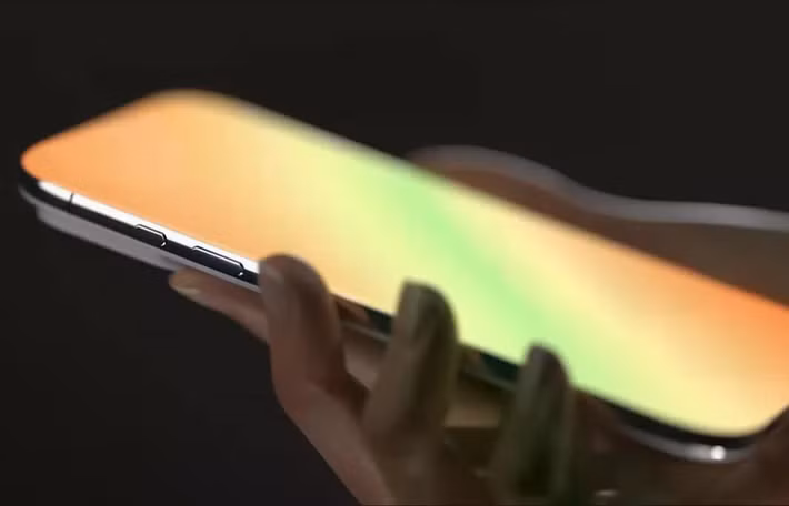 Giới công nghệ đã kỳ vọng Apple sẽ trình làng một thiết kế đặc biệt nhân dịp kỷ niệm 20 năm với các điểm nhấn như màn hình cong 4D cho trải nghiệm không viền, Face ID tích hợp dưới màn hình, chỉ còn lại một lỗ nhỏ hoặc thậm chí không có lỗ cắt nào.
