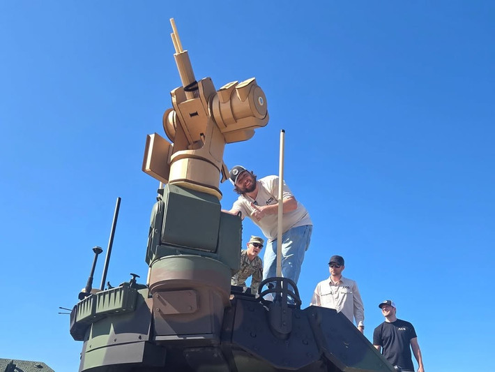 Với sự ra đời của máy bay không người lái bằng cáp quang, ngay cả các biện pháp gây nhiễu và tác chiến điện tử cũng mất đi hiệu quả, vì tín hiệu điều khiển được duy trì thông qua những sợi cáp dài và mỏng.