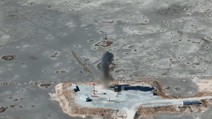 Đoạn video công bố sau thử nghiệm cho thấy rõ hơn về độ phức tạp của tình huống tác chiến. Hai máy bay không người lái phản lực được điều khiển bay sát nhau để mô phỏng bức tranh không gian hỗn hợp.