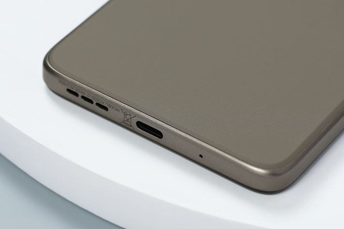 Tuy nhiên, viên pin lớn đã dẫn đến một sự đánh đổi lớn: tốc độ sạc. Máy chỉ hỗ trợ sạc nhanh TurboPower 20W. Với dung lượng 7000 mAh, người dùng trên các diễn đàn ước tính thời gian sạc từ 0% lên 100% có thể kéo dài gần 2 giờ. Trong khi các đối thủ cùng phân khúc giá 3-4 triệu đã phổ cập sạc 33W, thậm chí 80W cho pin tương đương, tốc độ 20W của G06 Power là một điểm yếu.