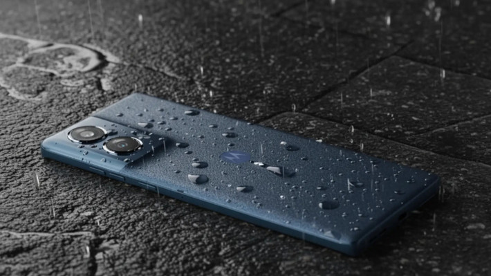 Bên cạnh màn hình, độ bền bỉ vật lý là một điểm cộng quan trọng. Máy được trang bị chuẩn kháng nước và bụi IP64 giúp máy an toàn hơn khi gặp mưa hoặc bị nước bắn vào, một tính năng gia tăng giá trị đáng kể so với nhiều điện thoại giá rẻ không có xếp hạng kháng nước nào. Về trải nghiệm giải trí, máy còn sở hữu loa kép stereo hỗ trợ công nghệ âm thanh Dolby Atmos.