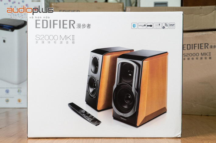Edifier S2000MKII là dòng loa cao cấp được thiết kế cho trải nghiệm âm thanh toàn phòng, với công suất đầu ra tối đa 130 watt. Loa được trang bị loa tweeter màng loa phẳng và loa trầm 5,5 inch, cùng với kết nối Bluetooth 5.0 cho âm thanh ổn định với độ trễ thấp. Hơn nữa, lớp hoàn thiện mờ và thùng loa sơn mài có mặt hông bằng gỗ óc chó, không chỉ tăng thêm vẻ ngoài cao cấp mà còn góp phần mang đến chất lượng âm thanh tuyệt hảo, có khả năng truyền tải âm thanh lossless.