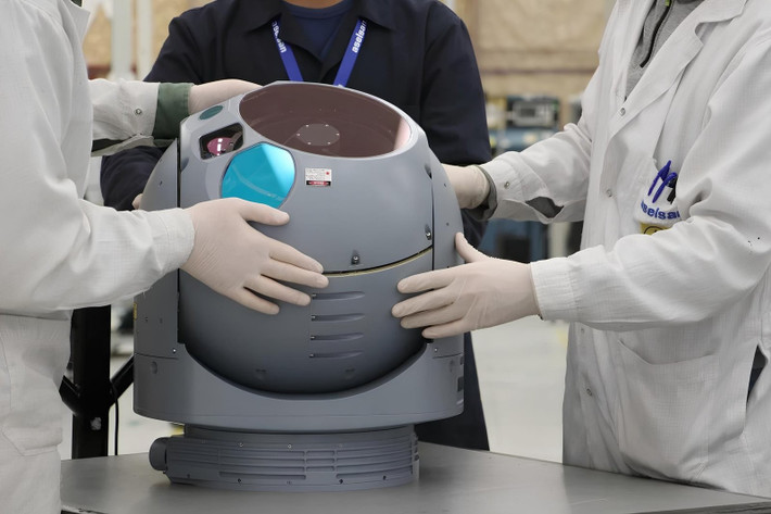 Cốt lõi của ASELFLIR 600 là khẩu độ chung đa phổ 25 inch, được thiết kế để thu được năng lượng quang học lớn hơn trên các dải hồng ngoại sóng trung (MWIR), hồng ngoại sóng ngắn (SWIR) và khả kiến, cho phép chụp ảnh rõ nét hơn, tầm xa hơn trong mọi điều kiện ánh sáng và môi trường.