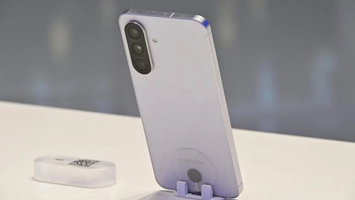 Galaxy A57 và A37 được cho là sẽ có pin 5.000 mAh, hỗ trợ sạc nhanh 45W và hệ thống ba camera ở mặt sau với camera chính 50 MP hỗ trợ chống rung quang học OIS. Các điện thoại này sẽ được cài đặt sẵn giao diện One UI 8.5 dựa trên Android 16.