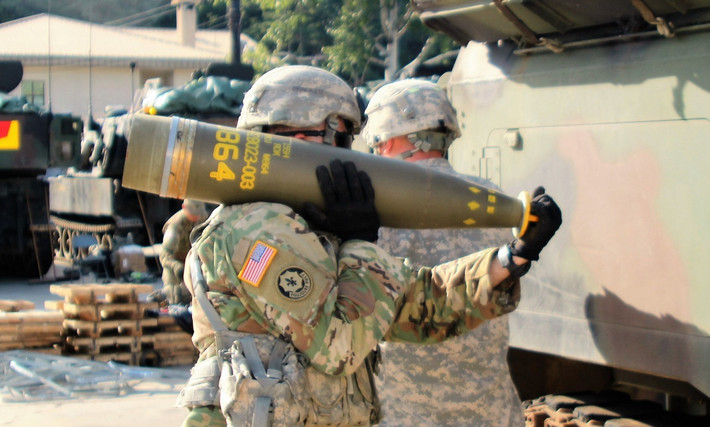 Năm 2008, Bộ Quốc phòng đã quy định rằng bom chùm phải có tỷ lệ hỏng không quá 1%, mặc dù chính sách đó đã bị đảo ngược vào năm 2017. Quân đội hiện đang có kế hoạch thay thế DPICM bằng Đạn pháo hiệu ứng diện rộng, hay C-DAEM. Chương trình này bao gồm đạn pháo XM1180 để rải bom bi chống tăng, và đạn pháo XM1208 để rải đạn con chống lại sinh lực địch và xe hạng nhẹ.