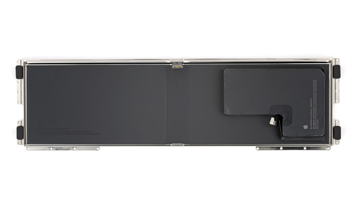 Việc thay pin trên Neo giờ đây diễn ra rất bình thường, khác hẳn với việc thay pin MacBook trước đây. Bản thân bộ pin gồm hai cell với tổng dung lượng 36,48 Wh, và việc thay thế không còn cảm giác như một công việc tháo lắp phức tạp nữa.