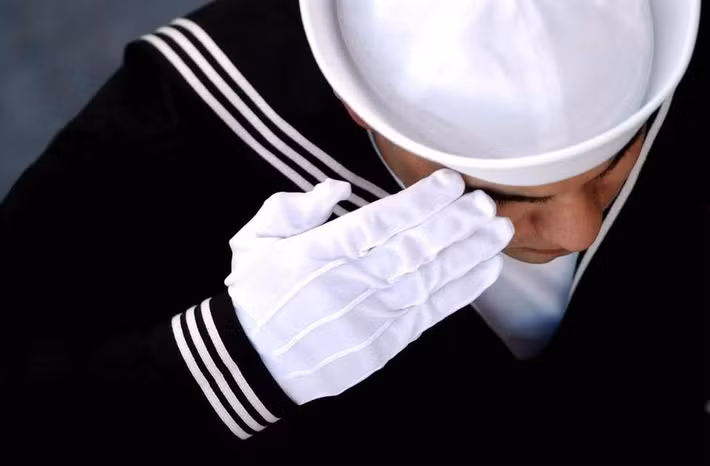 Các thủy thủ đang thực hiện ca trực tiếp cuối cùng sẽ được lệnh rời khỏi vị trí. Sau đó, sẽ là báo cáo cuối cùng, sĩ quan trực báo cáo với Thuyền trưởng: "Thưa Ngài, ca trực cuối cùng đã hoàn thành, tàu đã được bảo mật". Toàn bộ thủy thủ đoàn đi thẳng theo cầu tàu một lần như trái tàu theo hàng ngũ, để lại con tàu trống không.