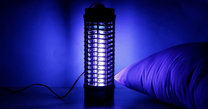 Thực tế, loại đèn này chỉ hiệu quả trong không gian kín, không có ánh sáng khác, và cần đặt đúng hướng muỗi bay, mà điều này hiếm khi xảy ra trong điều kiện sống bình thường. Một người dùng chia sẻ thẳng: "Bật cả đêm, sáng ra mở đèn thấy có đúng 1 con ruồi. Muỗi thì vẫn chích nguyên cả nhà."