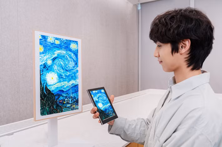 Điểm nhấn quan trọng nhất của sự kiện lần này chính là bước chuyển mình từ những tấm nền truyền thống sang loại màn hình đa năng tích hợp khả năng hiển thị hình ảnh, theo dõi sức khỏe và bảo vệ quyền riêng tư.