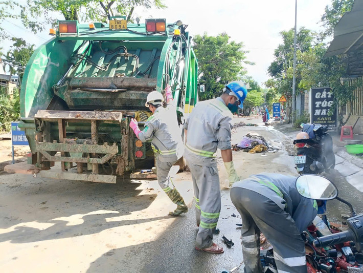 Các phương tiện chuyên dụng như xe nén, xe bồn, xúc lật được điều động để thu gom rác thải, bùn đất.
