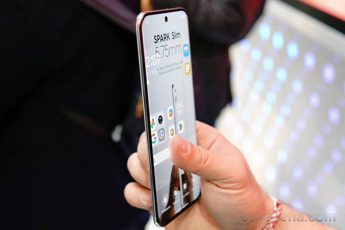 Sự xuất hiện của Galaxy S25 Edge và những tin đồn về iPhone Air hay là Techno Spark Slim với độ dày chỉ 5,75 mm v.v.. cho thấy cuộc đua này có thể sẽ trở lại, nhưng với một sự cân bằng tốt hơn giữa thiết kế, hiệu năng và thời lượng pin, đặc biệt là trong thời điểm mà công nghệ pin silicon-carbon đang phát triển rất mạnh.