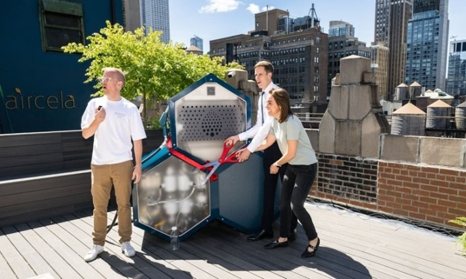 Cỗ máy của công ty Aircela chứng minh khả năng biến đổi không khí thành xăng trên một nóc nhà tại New York, có thể sử dụng ngay trong động cơ tiêu chuẩn mà không cần điều chỉnh thêm.