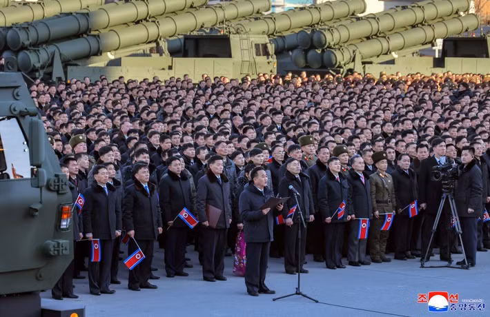 Theo KCNA, trong vòng 2 tháng, lực lượng lao động tại các cơ sở công nghiệp quân sự trọng điểm đã hoàn tất sản xuất 50 bệ phóng mới, hiện đang được trưng bày tại Trung tâm Văn hóa 25/4 - địa điểm diễn ra Đại hội lần thứ IX của Đảng Lao động Triều Tiên. Hệ thống phóng rocket đa nòng 600mm được giới thiệu lần này là phiên bản cải tiến, với 5 ống phóng được lắp trên bệ phóng 4 trục, nhiều hơn một ống phóng so với phiên bản trước đó.