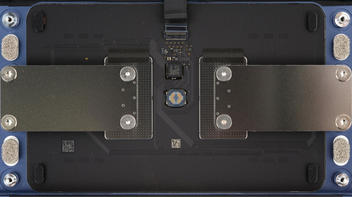 MacBook Neo sử dụng bàn di chuột cơ học, trở thành chiếc MacBook đầu tiên kể từ năm 2015 không còn hỗ trợ Force Touch. Trong thập kỷ qua, Apple coi bàn di chuột phản hồi xúc giác là xu hướng chủ đạo, vì vậy đây là một sự thay đổi đáng ngạc nhiên.