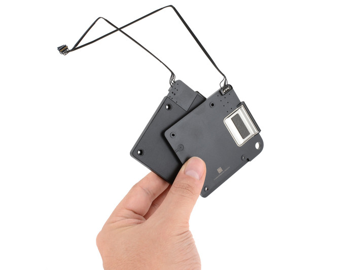 Loa cũng cho thấy điều tương tự. Chúng dễ dàng tháo rời, nhưng theo nhiều nguồn tin thì chất lượng không tốt bằng loa trên các dòng MacBook đắt tiền hơn. Thiết kế loa đặt ở cạnh bên có lẽ giúp Apple tiết kiệm được một số công đoạn gia công và một khoản tiền.