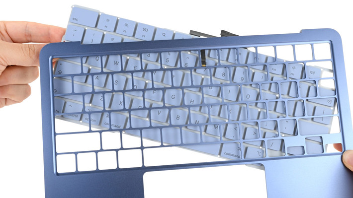 Apple cũng đã chính thức chấp nhận ý tưởng thay thế bàn phím mà không cần thay toàn bộ vỏ máy: Họ đã có một hướng dẫn sửa chữa mô tả cách thay thế bàn phím , và hướng dẫn riêng về tấm chắn bàn phím cho thấy họ đang có kế hoạch bán cả hai sản phẩm riêng biệt thông qua cửa hàng.
