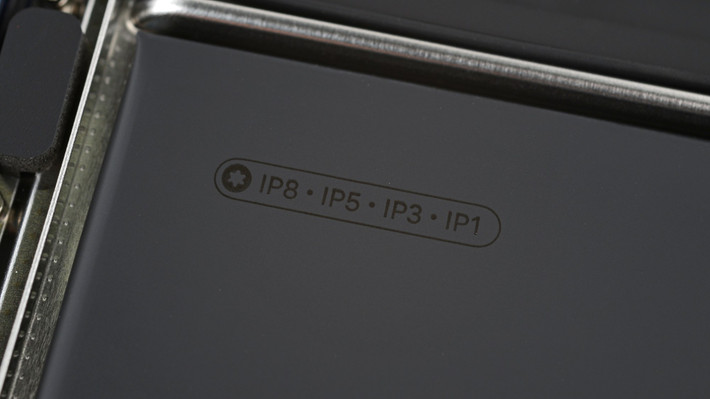 Khay pin có lẽ cũng đóng vai trò tăng thêm độ cứng cho khung máy và có một gờ dập dọc theo toàn bộ chiều dài để giữ cho nó chắc chắn. Điều này, kết hợp với 18 con ốc vít. Một điều bất thường khác là Apple hiện đã liệt kê tất cả các loại ốc vít được sử dụng trong thiết bị: Torx Plus (IP, hay “internal plus”) 8, 5, 3 và 1.