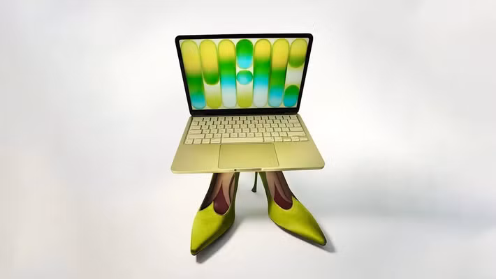 Tương tự các dòng máy giá thấp khác của Apple, sản phẩm cũng có nhiều màu sắc để lựa chọn là hồng nhạt, xanh chàm, bạc và vàng. Đặc biệt, màu vàng được giới mộ điệu đánh giá là cực kỳ nổi bật.